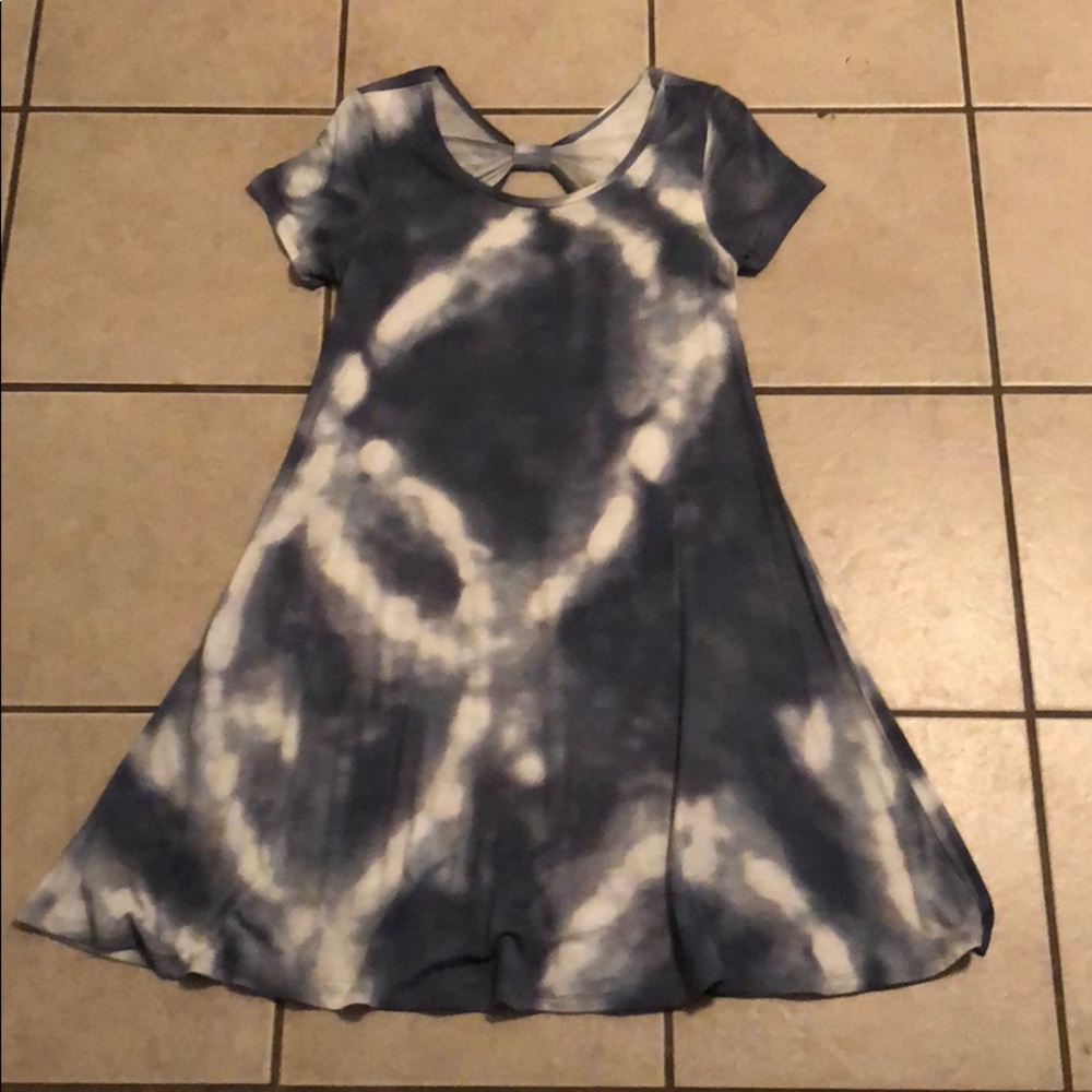 Dress with bow and opening in the upper back